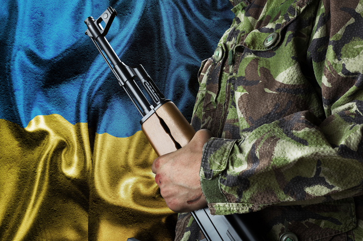 Украинская армия на фоне флага Украины